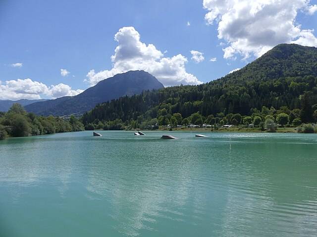 Lac de Lescheraines dans les Bauges